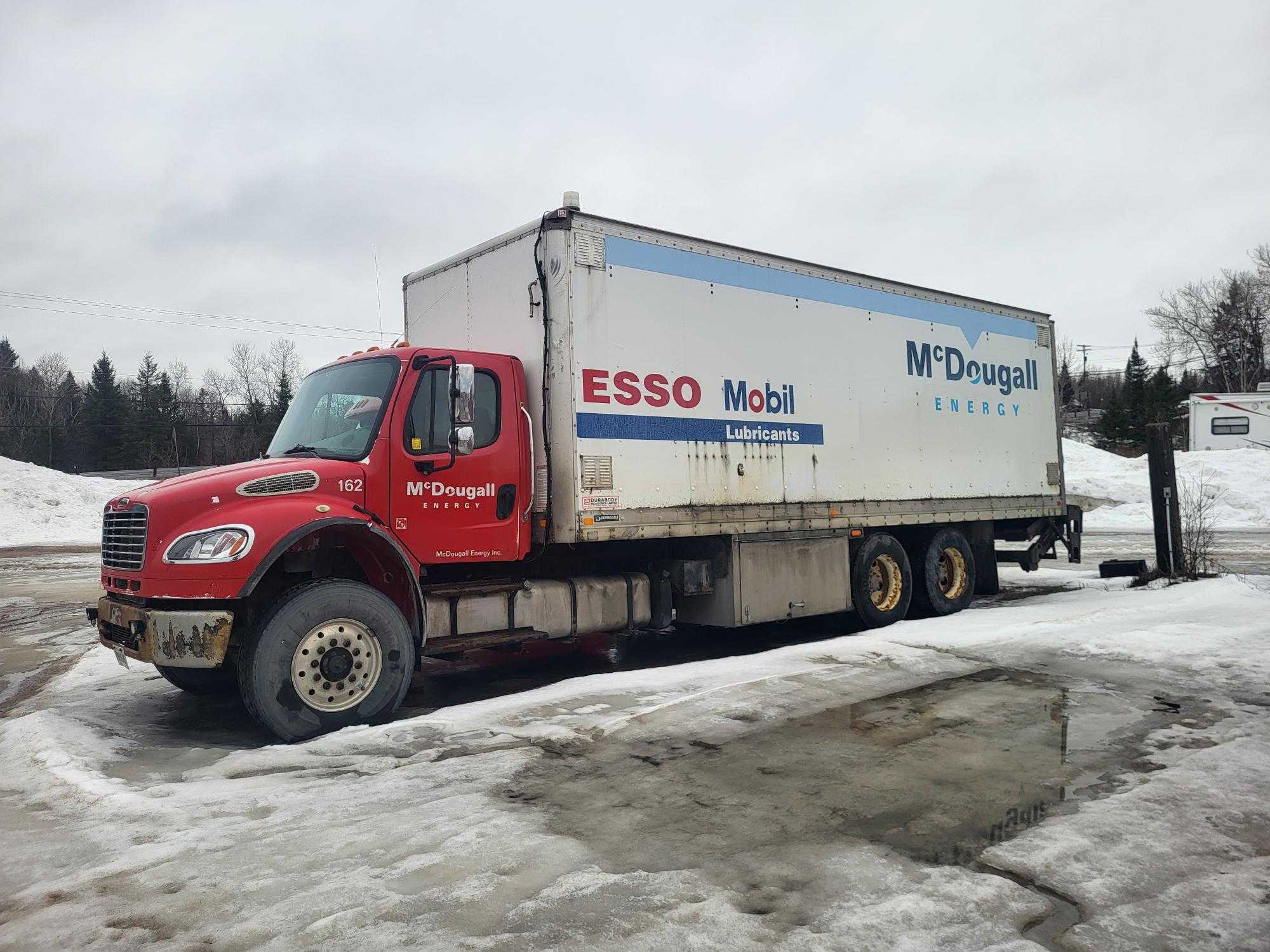 2013 FREIGHTLINER M2 106 BOX TRUCK, 8.3L CUMMINS ISC, 6X4, 66K GVWR, AIR BRAKES - BOX TRUCKS