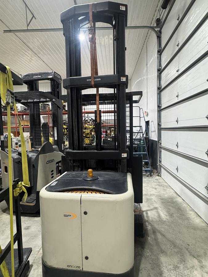 2015 CROWN SP3520-30 ELECTRIC ORDER PICKER, 3000 LB CAPACITY, 24V, 48" WIDTH - ORDER PICKER