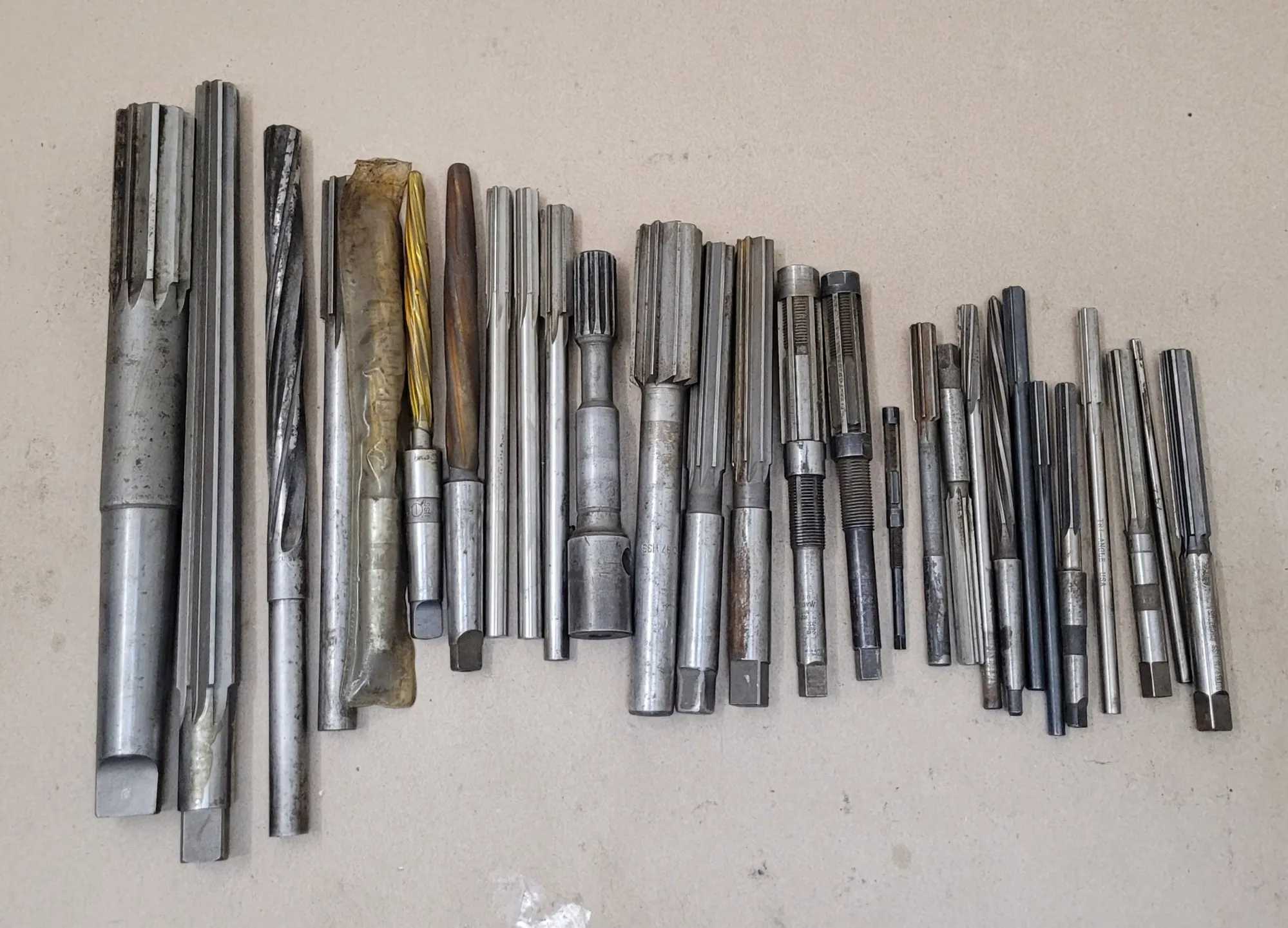 SET OF 28 VARIOUS BRANDS & SIZES REAMERS - INCLUDES CLEVELAND, NATIONAL DETROIT, KEYSTONE, TRI-ANGLE - MACHINING TOOLING & PARTS