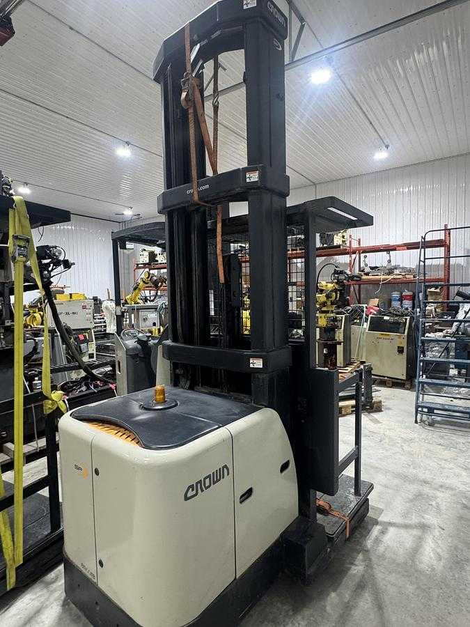 2015 CROWN SP3520-30 ELECTRIC ORDER PICKER, 3000 LB CAPACITY, 24V, 48" WIDTH - ORDER PICKER