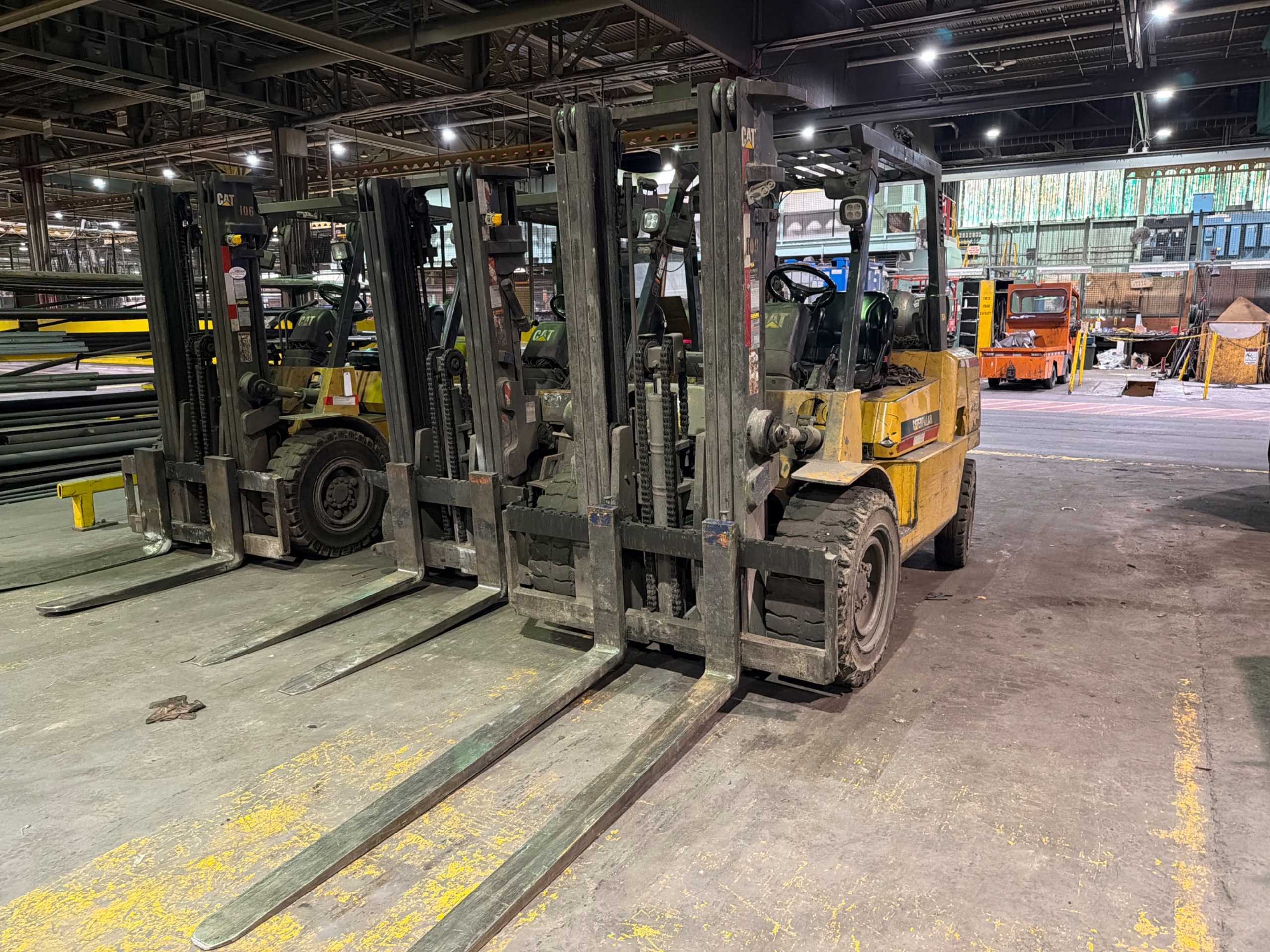 2000 Caterpillar GC40K Forklift, 8,000lbs Capacity, 4.3L V6 Engine, LPG/Gas, Solid Cushion Tires - SIT-DOWN FORKLIFTS