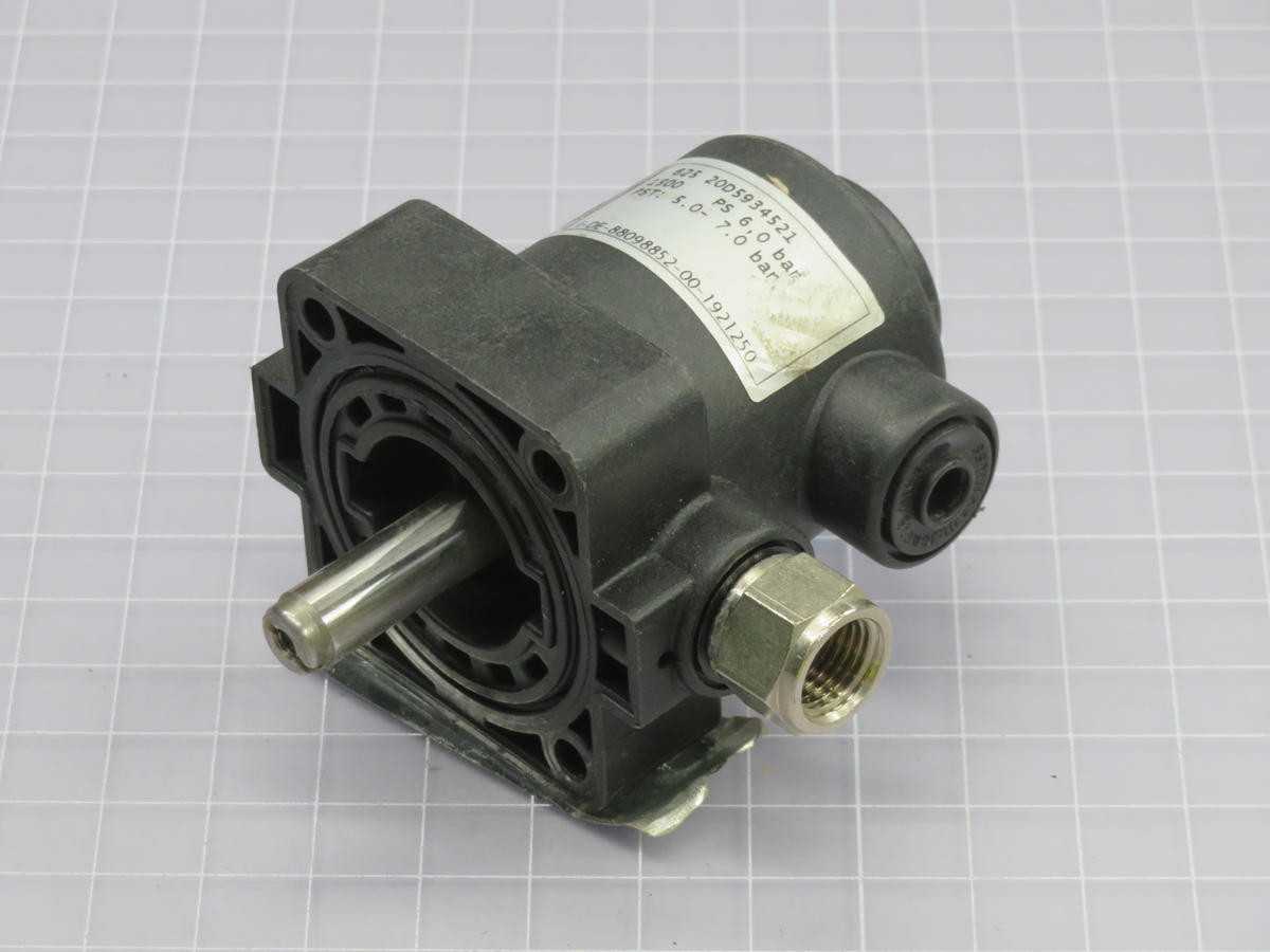 CUTLER HAMMER D-74653, MOLDED CASE CIRCUIT BREAKER - CIRCUIT BREAKERS