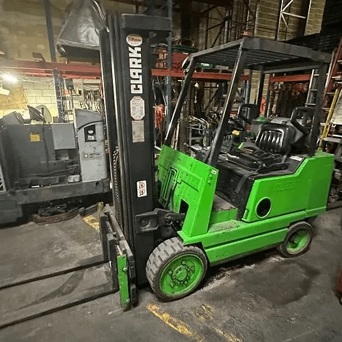 CLARK GVS25S FORKLIFT, PROPANE, 4000 LBS CAPACITY, TRUCK WEIGHT 8845 - SIT-DOWN FORKLIFTS