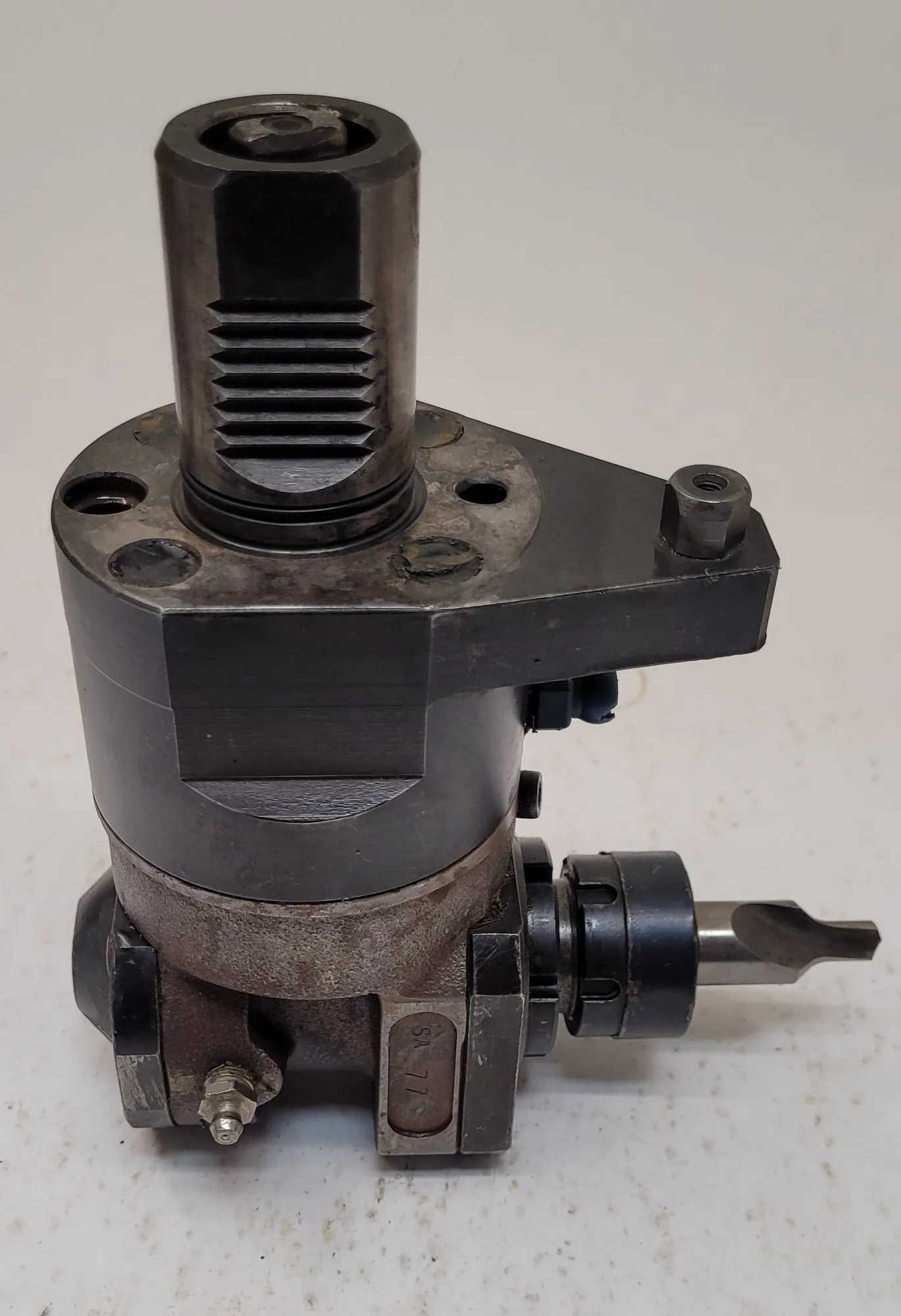 MAZAK VDI 40 RIGHT ANGLE LIVE TOOL HOLDER 8-3/4” OAL, 6-3/4” WIDTH - MACHINE TOOLING