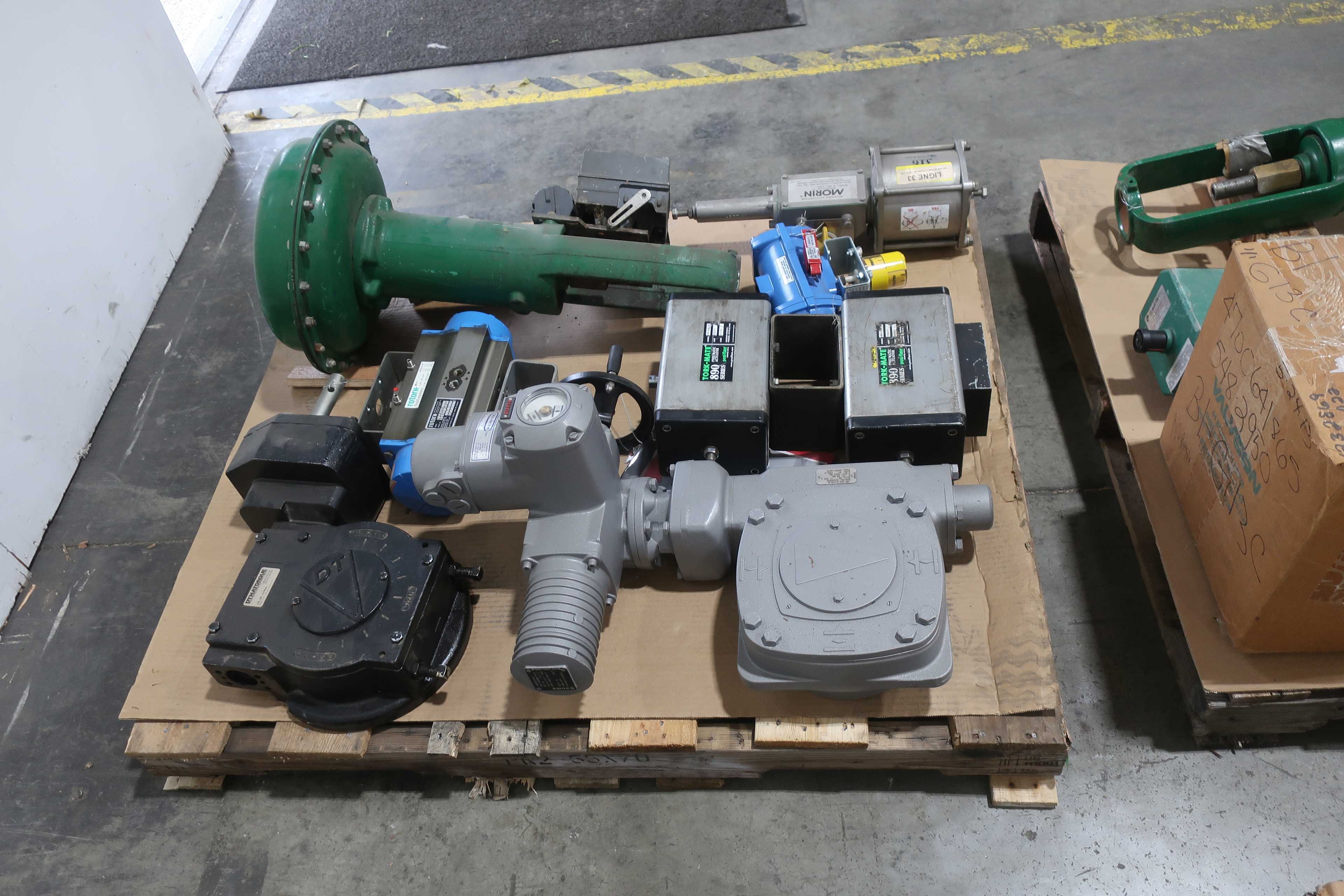 SKU 1762230 - 4 PALLETS OF ASSORTED VALVE ACTUATORS, INDICATORS, POSITIONERS - VALVE POSITIONERS & INDICATORS