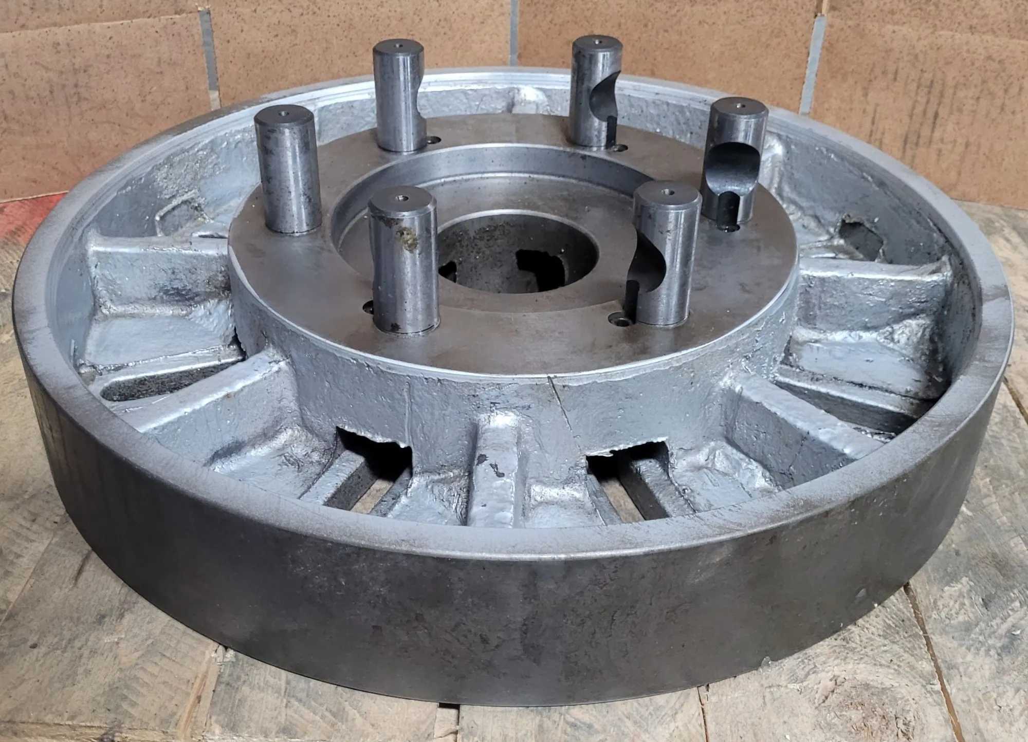 20IN SLOTTED LATHE FACE PLATE W/ 3.25IN THROUGH HOLE AND D1-11 CAMLOCK MOUNT - MACHINE TOOLING