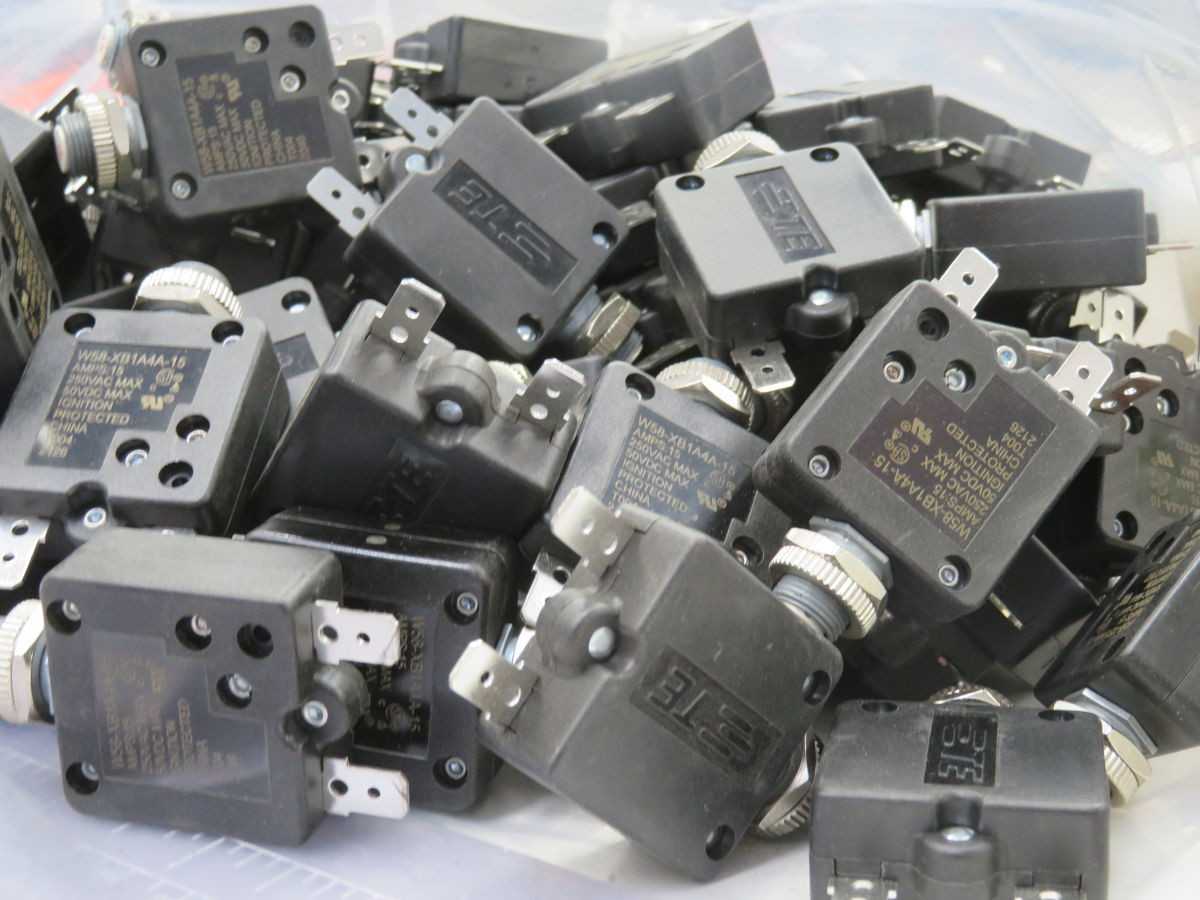 LOT OF 85 TE CONNECTIVITY W58-XB1A4A-15 THERMAL CIRCUIT BREAKER T257784 - CIRCUIT BREAKERS