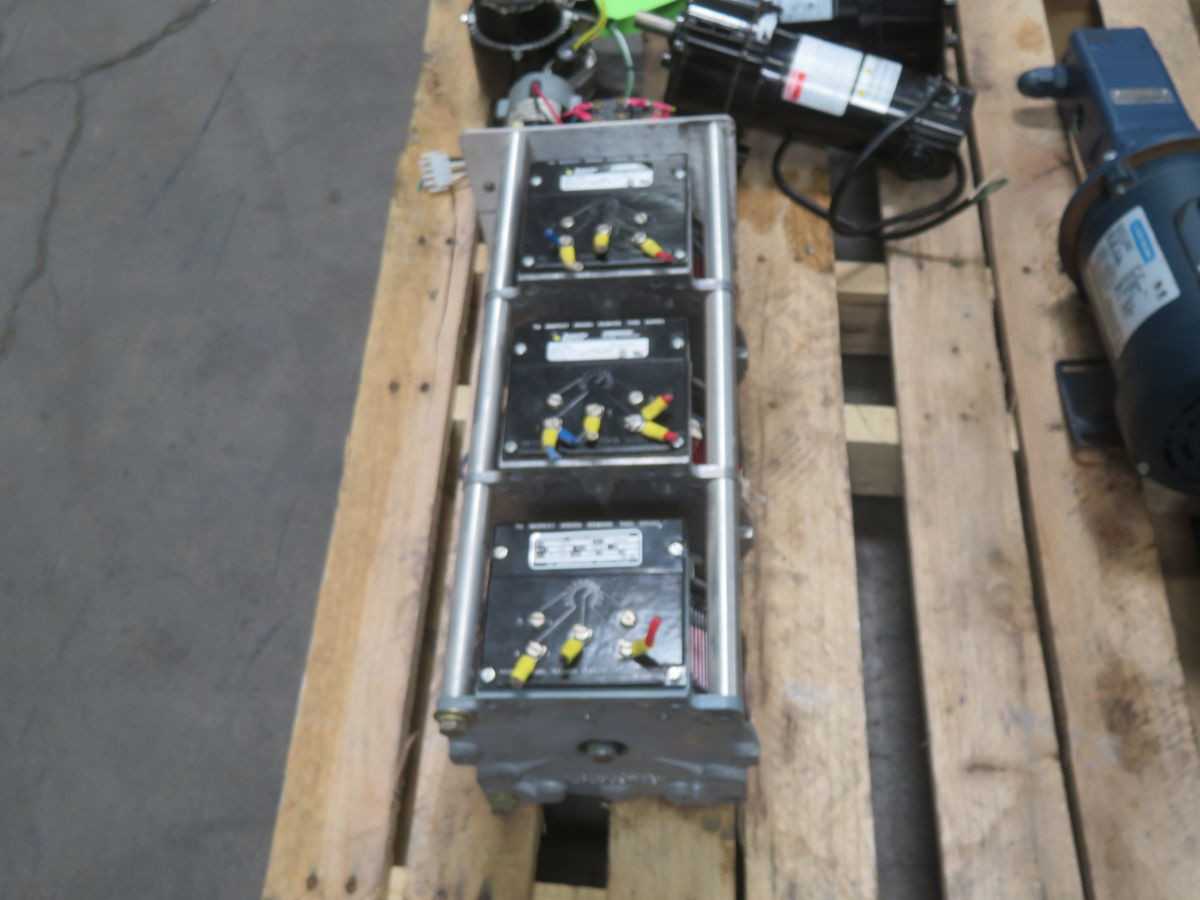 POWERSTAT 136BU-3 VARIAC, 3-GANG, 120V IN, 0-140V OUT, 4.2 KVA POWER, 30 A CURRENT - ELECTRICAL COMPONENTS