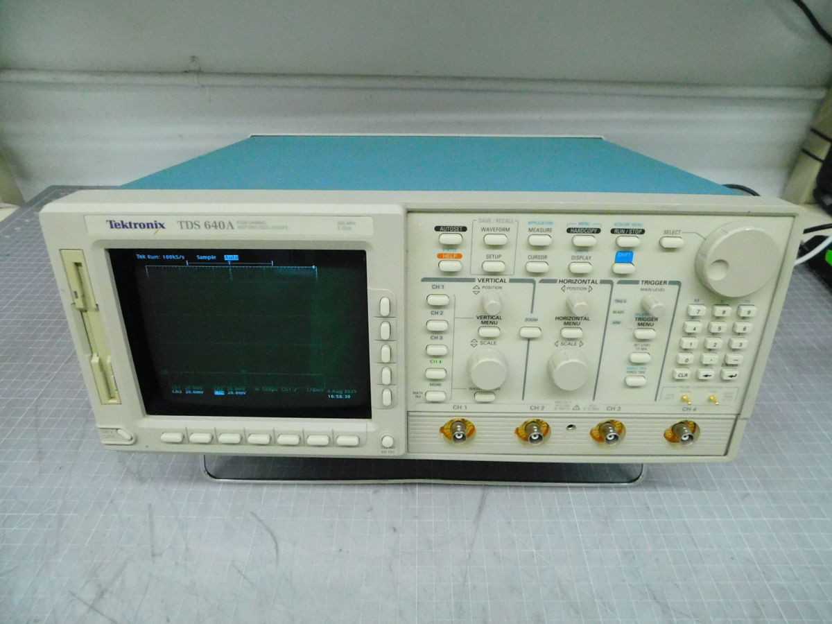 TEKTRONIX TDS 640A 4CH DIGITIZING OSCILLOSCOPE, 500 MHZ. M6770 - ANALYZER
