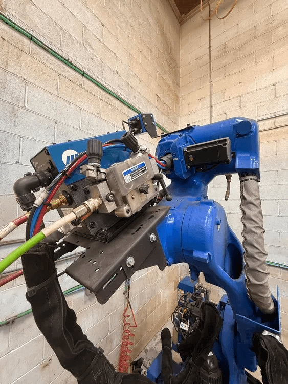 2022 YASKAWA AR2010 ROBOTIC WELDER WITH MILLER AUTO-CONTINUUM 500 WELDER - ARTICULATED ROBOTS