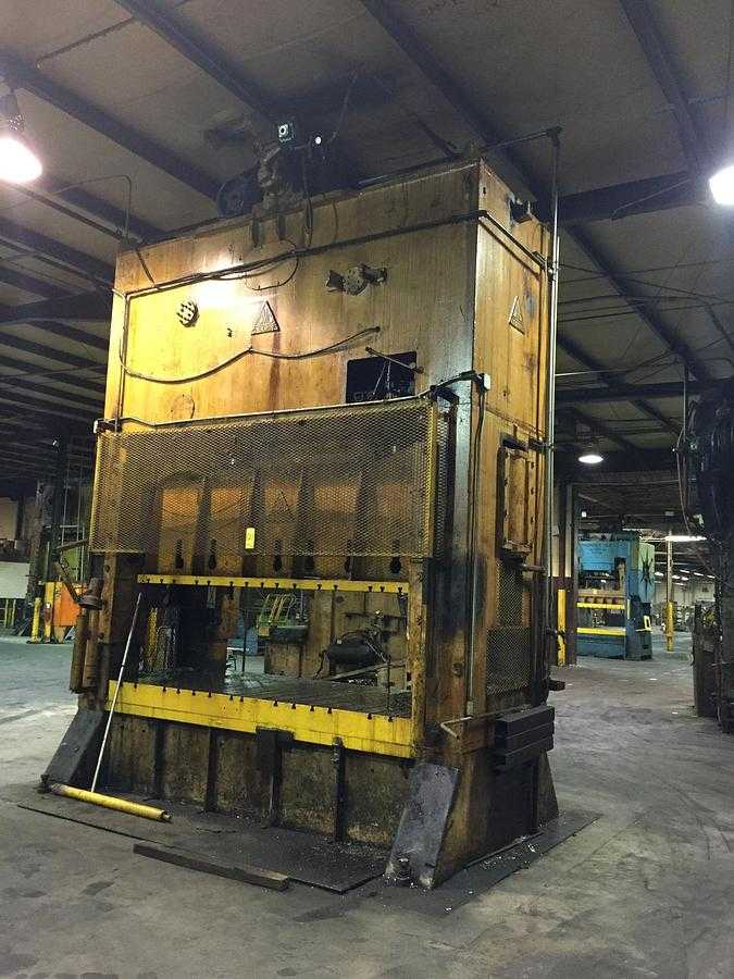 1972 USI CLEARING S4-300-144-72 SSDC PRESS, 300 TON, 12IN STROKE, 34IN SHUT HEIGHT, 40 HP - MECHANICAL STAMPING PRESSES