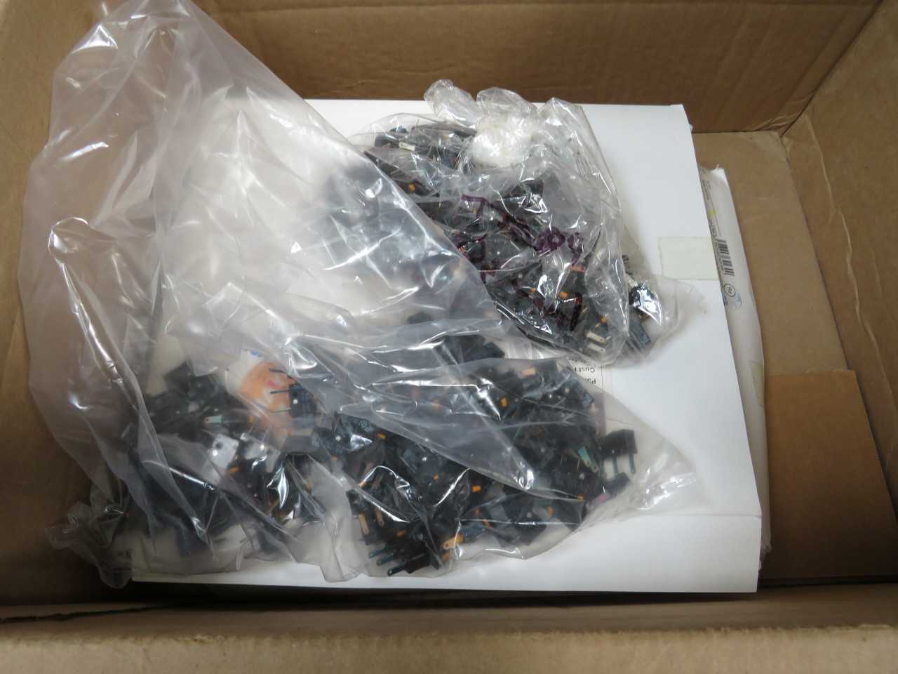 Lot of 1100 Omron SS-10T Microswitches 10.1 A 250V AC - SWITCHES