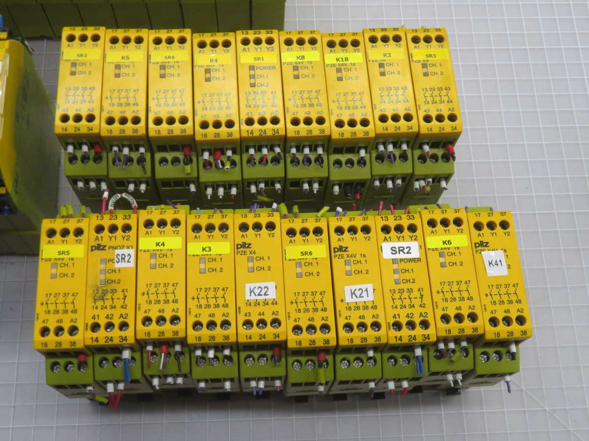 LOT OF 37 PILZ MIXED LOTS OF RELAY CONTROLS T266070 - SWITCHES