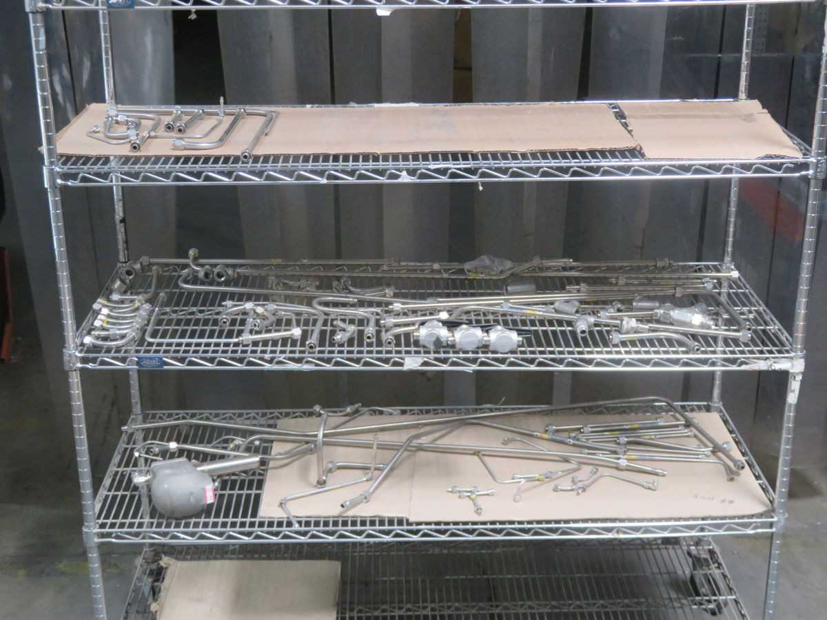 WHOLESALE LOT OF LAB INSTRUMENT TUBES AND FITTINGS T262507 - VALVES