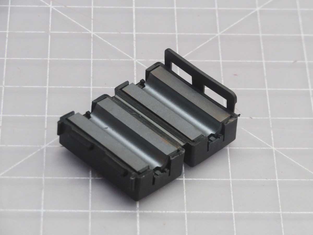 LOT OF 35 MOTOROLA 6881011Y27-A FERRITE BEADS T266422 - ELECTRICAL COMPONENTS