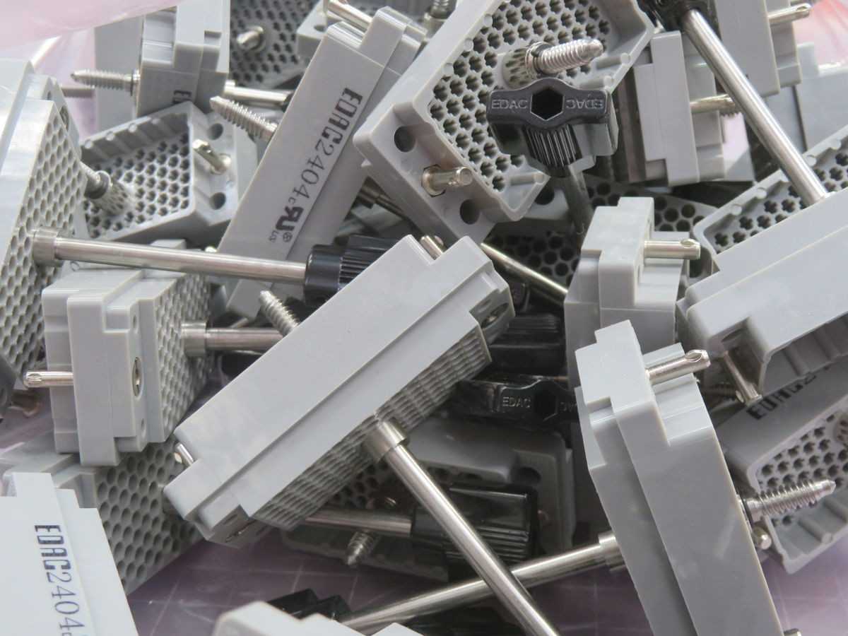 LOT OF 68 EDAC 516-90MAS EDAC 2404 RECTANGULAR CONNECTOR T265356 - PLUGS & RECEPTACLES