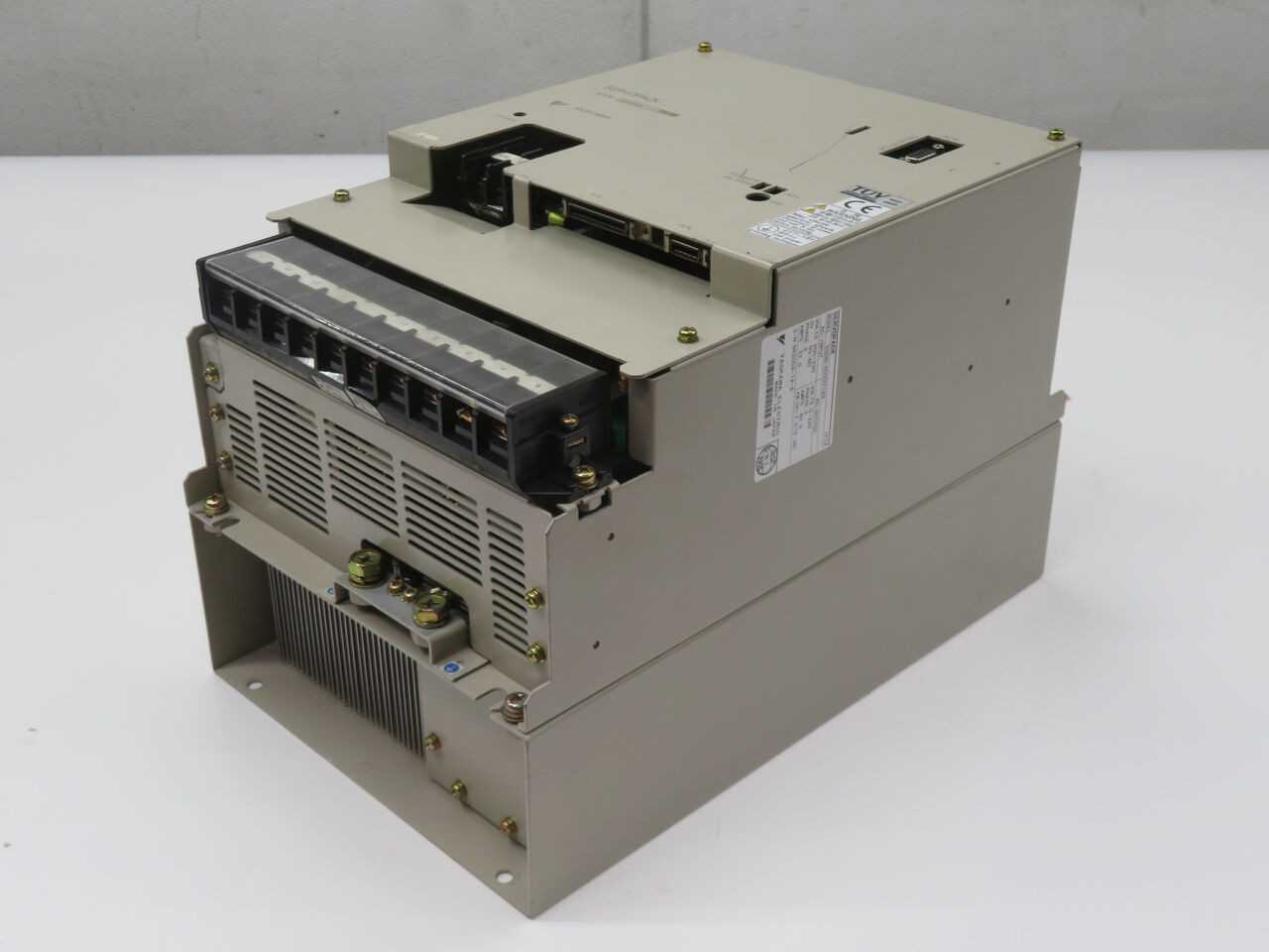 YASKAWA SGDB-60VDY189 SERVOPACK DRIVE, 200-230VAC INPUT, 32A INPUT, 40A OUTPUT, 0-55C TEMP - SERVO