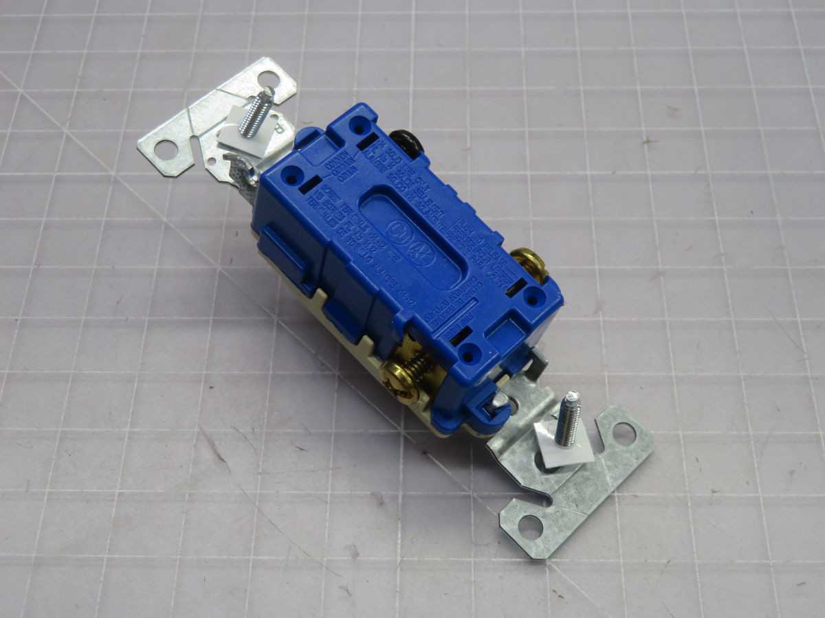 LOT OF 100 EATON 1303V-BOX TOGGLE SWITCH T263629 - SWITCHES