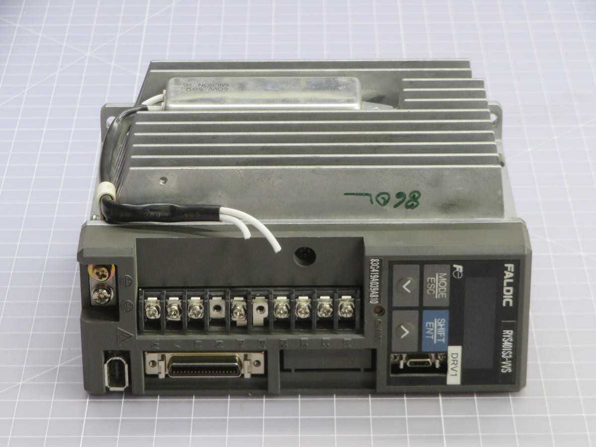 FUJI ELECTRIC RYS401S3-VVS SERVO DRIVES, 3-PHASE 200-230 VAC INPUT, 400 W OUTPUT - SERVO DRIVES