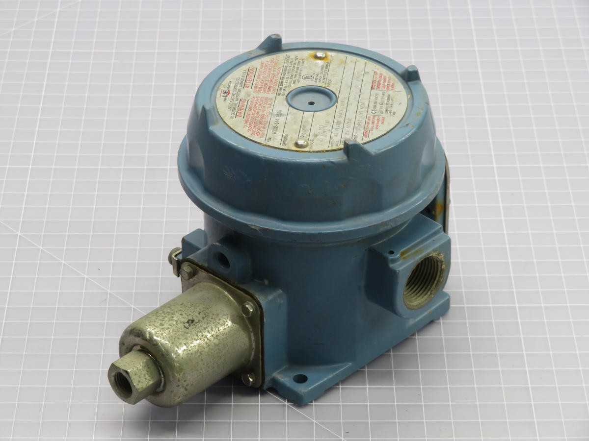 UNITED ELECTRIC H122-144 9689 PRESSURE SWITCH
 T217920 - SWITCHES
