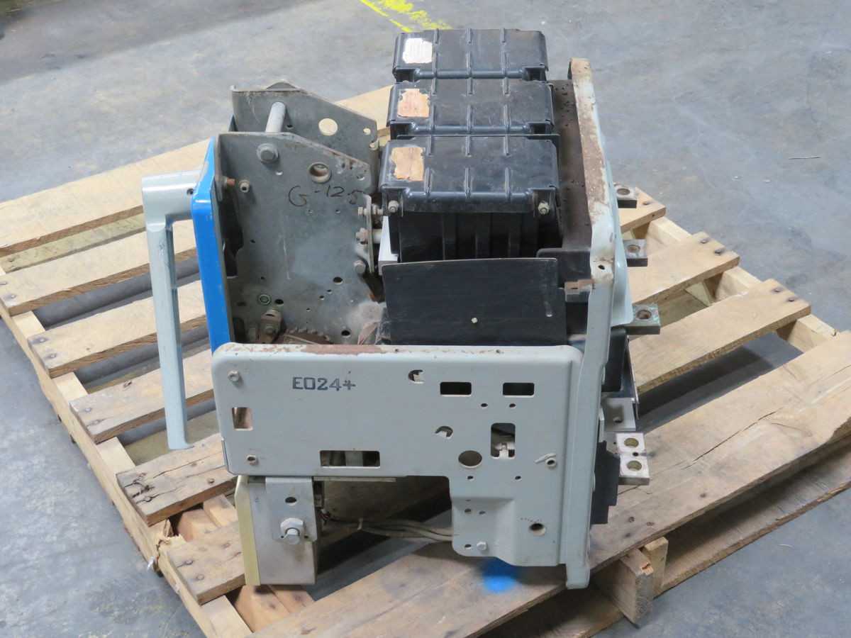 GE AKR-4S-30-1 CB, 3 POLES, 800 A, 635 VAC, 50/60 HZ, DRAWOUT, SOLID-STATE TRIP, 42KA IC - CIRCUIT BREAKERS