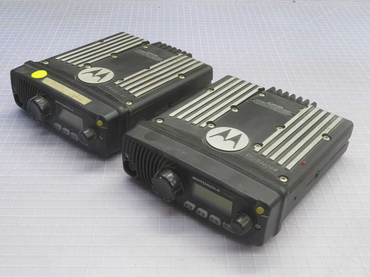 LOT OF 2 MOTOROLA XTL1500 M28URS9PW1AN DIGITAL MOBILE RADIO T263549 - TELECOMMUNICATION