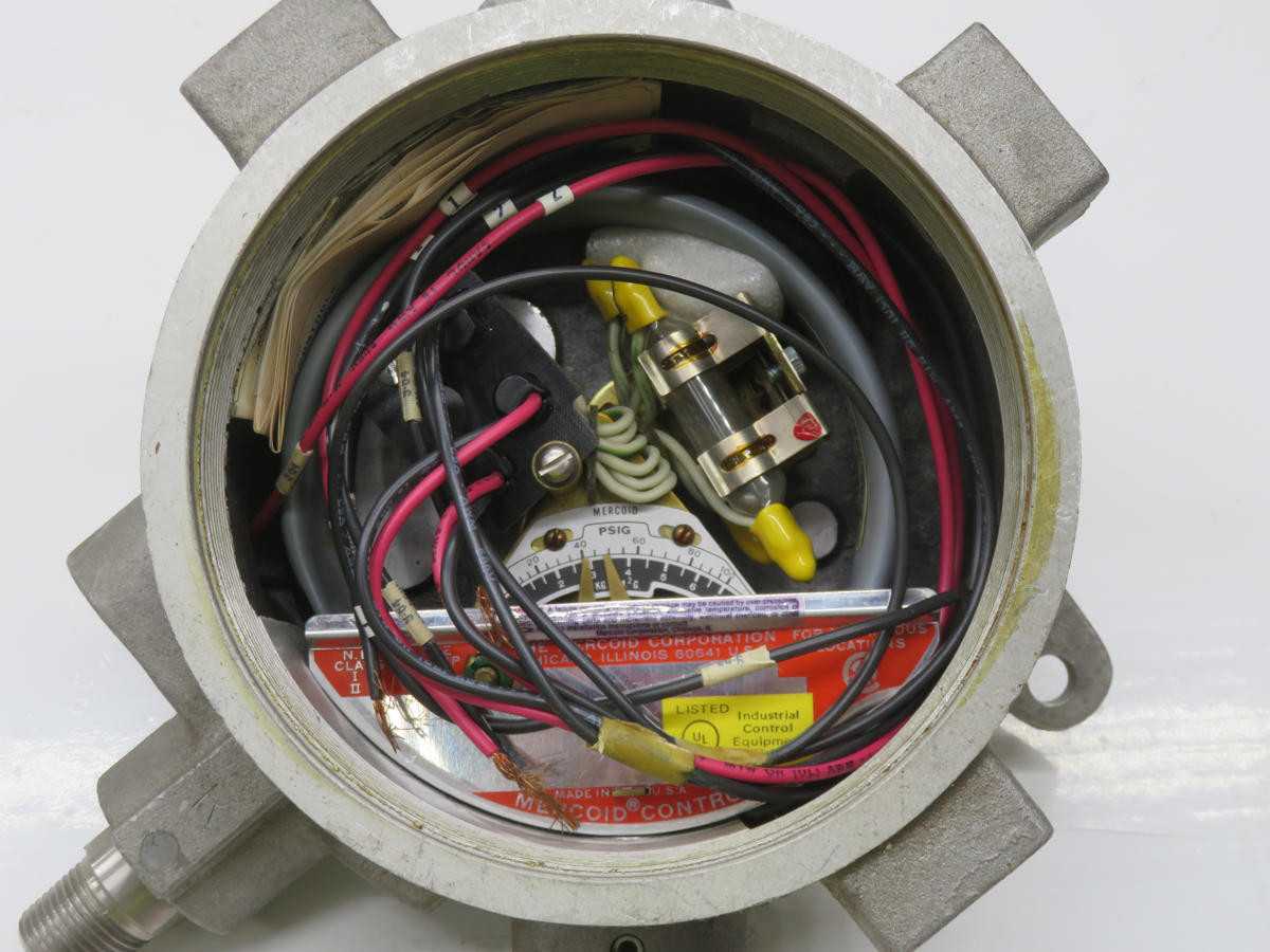 MERCOID CONTROL DHA-31-804 BOURDON TUBE PRESSURE SWITCH T228441 - SWITCHES