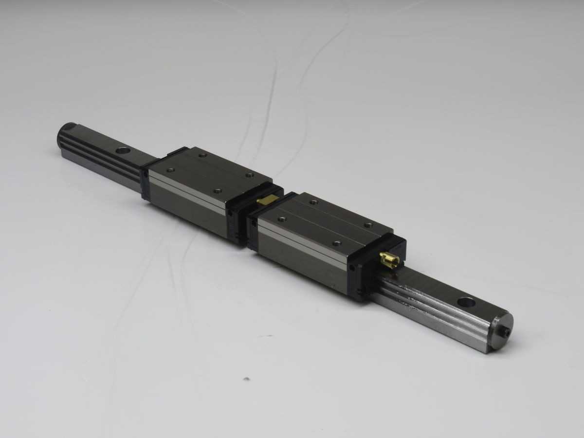 LOT OF 2 NSK LA300510BNC2-01P43 LA300510BNC2-02P43 PAIR OF RAILS T267573 - POWER TRANSMISSION