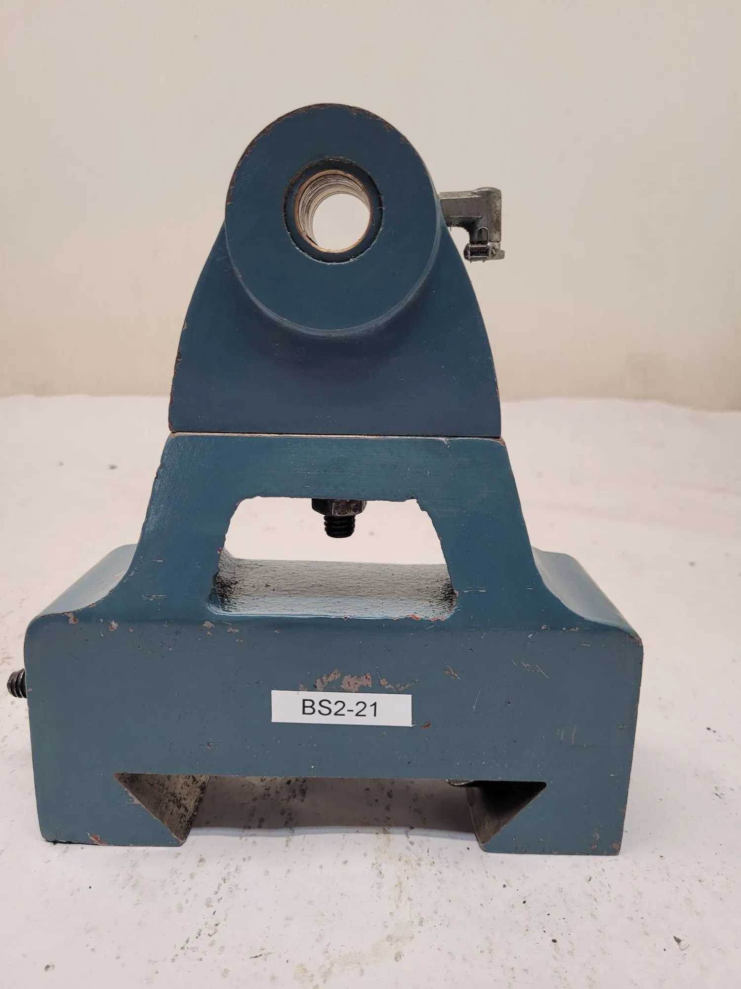 BRIDGEPORT OUTBOARD HORIZONTAL MILLING SUPPORT RIGHT ANGLE 8.25" L X 9.75" H X 3" W - MACHINING TOOLING & PARTS