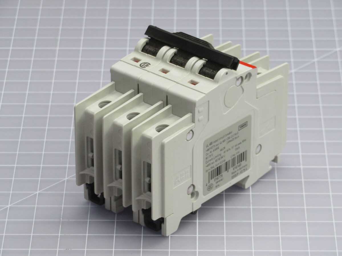 LOT OF 2 ABB S 203UP - K0,75 2CDS273317R0187 CIRCUIT BREAKER T260586 - CIRCUIT BREAKERS