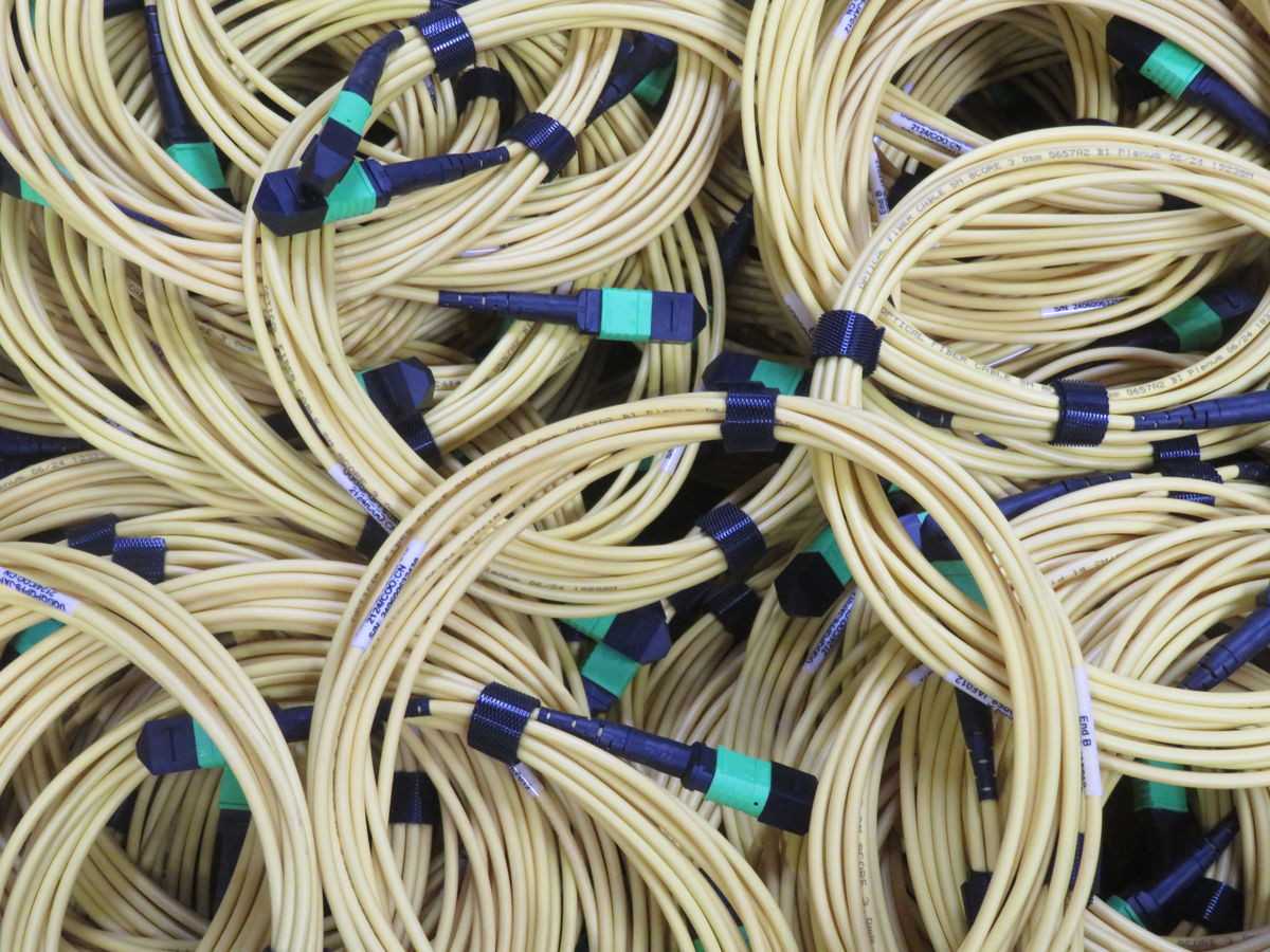 LOT OF 200 UQGQPQPFE JAF012 2124/COO:CN FIBER CABLE T267022 - FIBER OPTIC CABLE