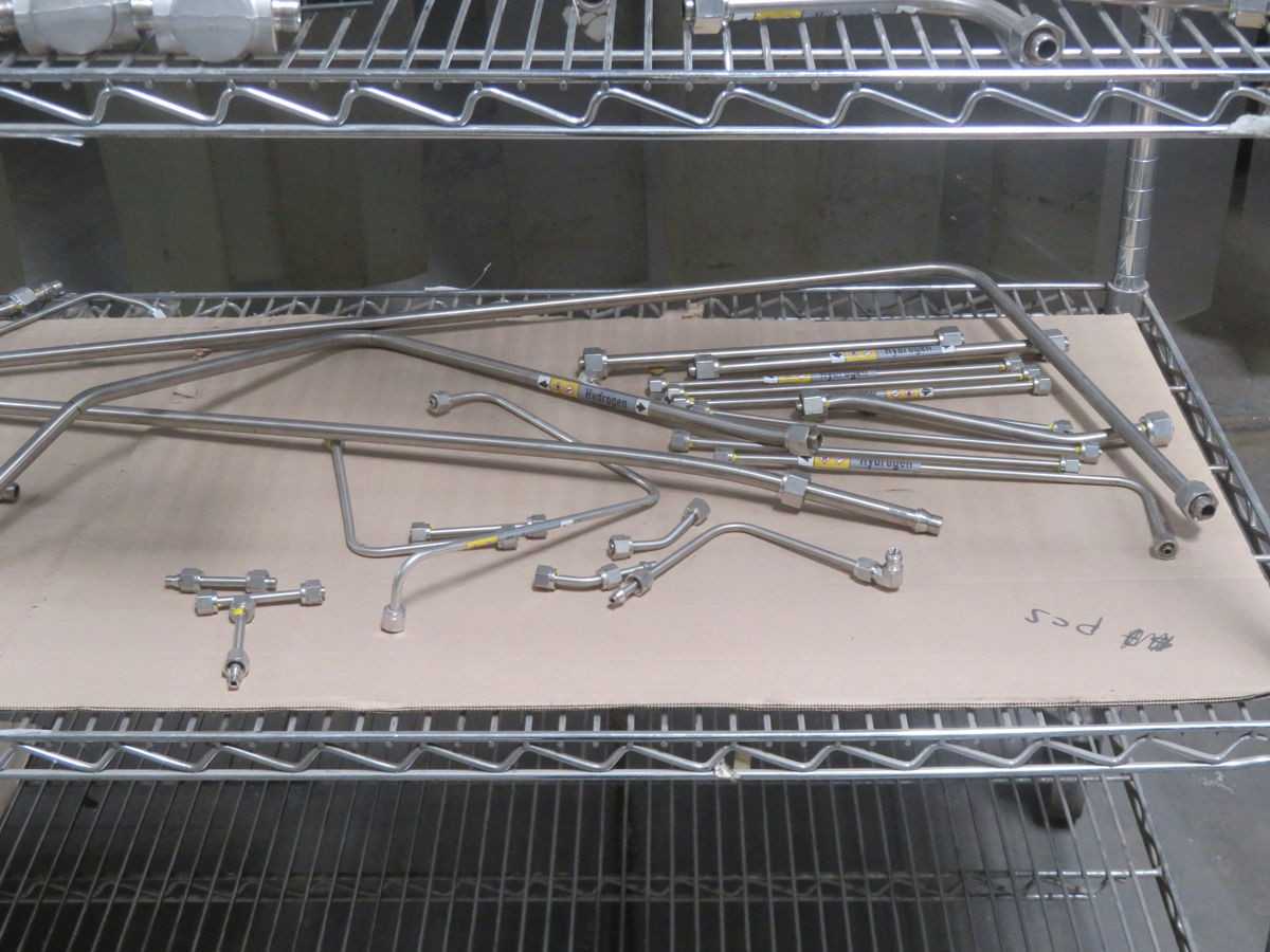 WHOLESALE LOT OF LAB INSTRUMENT TUBES AND FITTINGS T262507 - VALVES