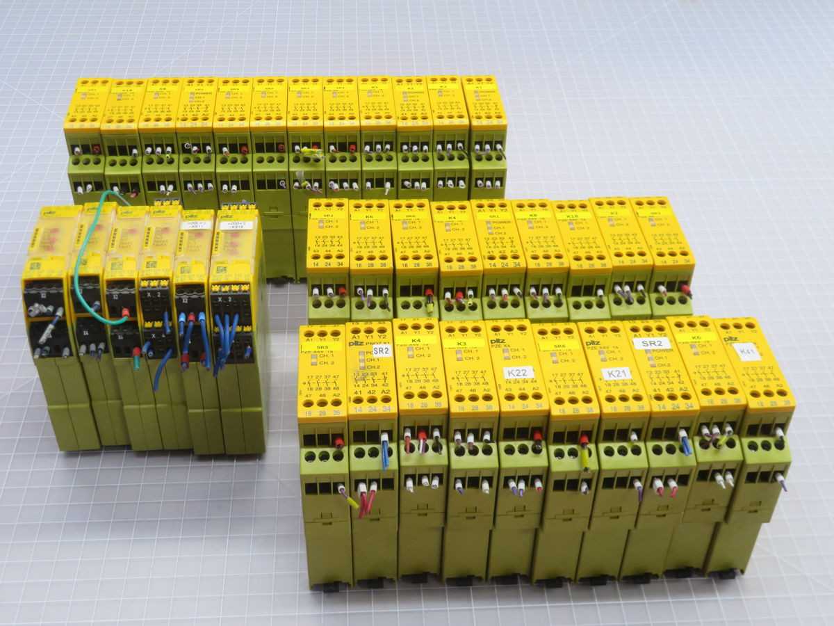 LOT OF 37 PILZ MIXED LOTS OF RELAY CONTROLS T266070 - SWITCHES