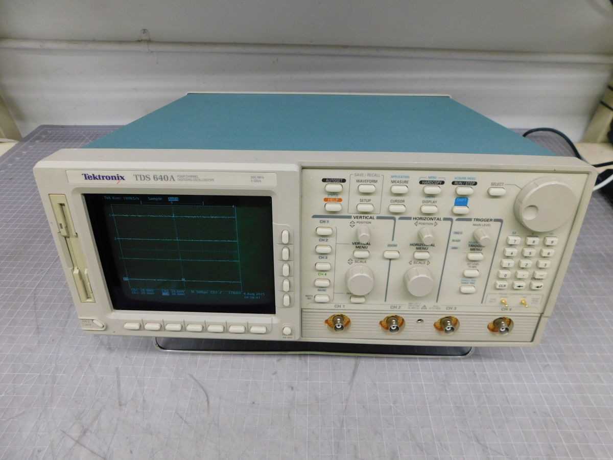 TEKTRONIX TDS 640A 4CH DIGITIZING OSCILLOSCOPE, 500 MHZ. M6770 - ANALYZER