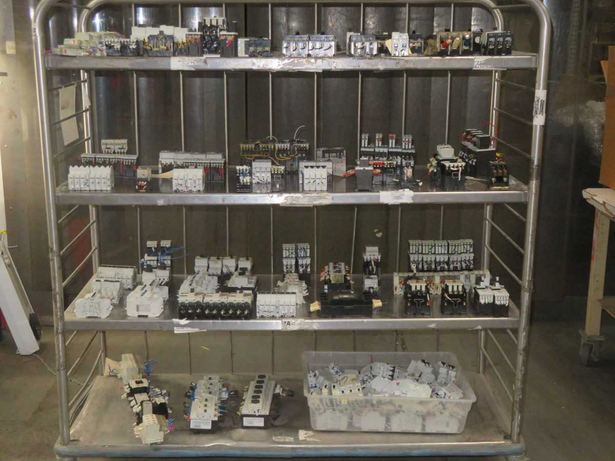 LOT OF 175 LBS FUJI CIRCUIT BREAKER AND CONTACTOR LOT EATON T265742 - CIRCUIT BREAKERS