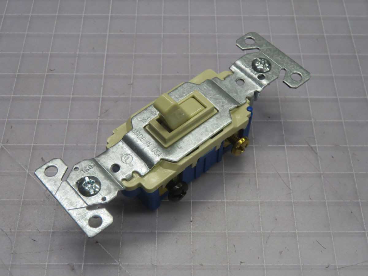 LOT OF 100 EATON 1303V-BOX TOGGLE SWITCH T263629 - SWITCHES