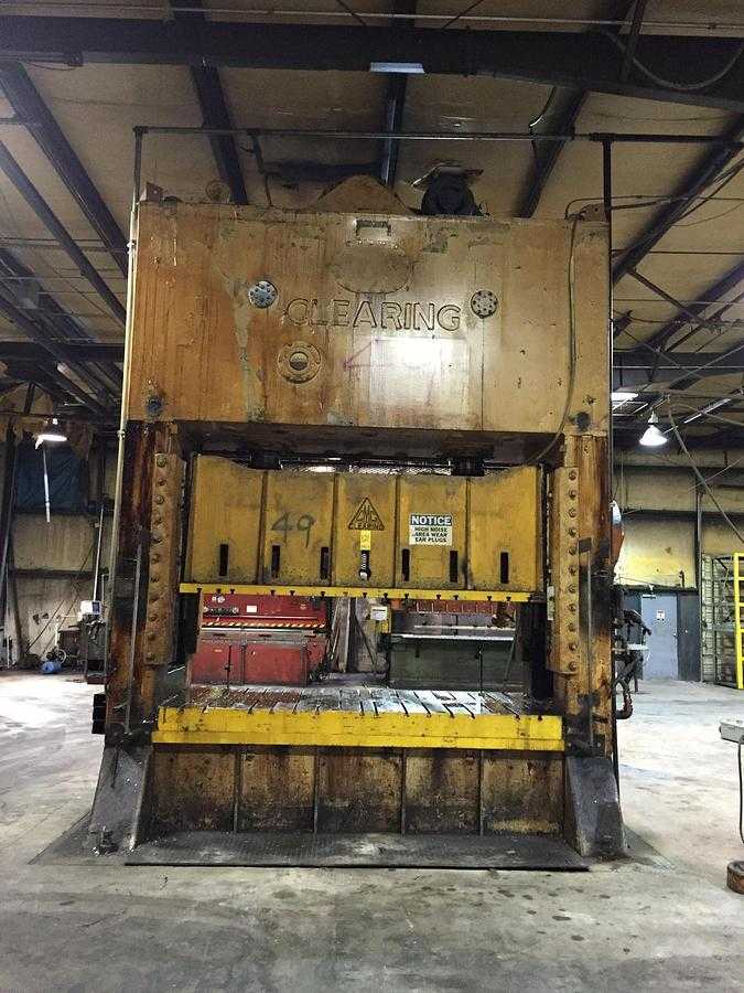 1972 USI CLEARING S4-300-144-72 SSDC PRESS, 300 TON, 12IN STROKE, 34IN SHUT HEIGHT, 40 HP - MECHANICAL STAMPING PRESSES