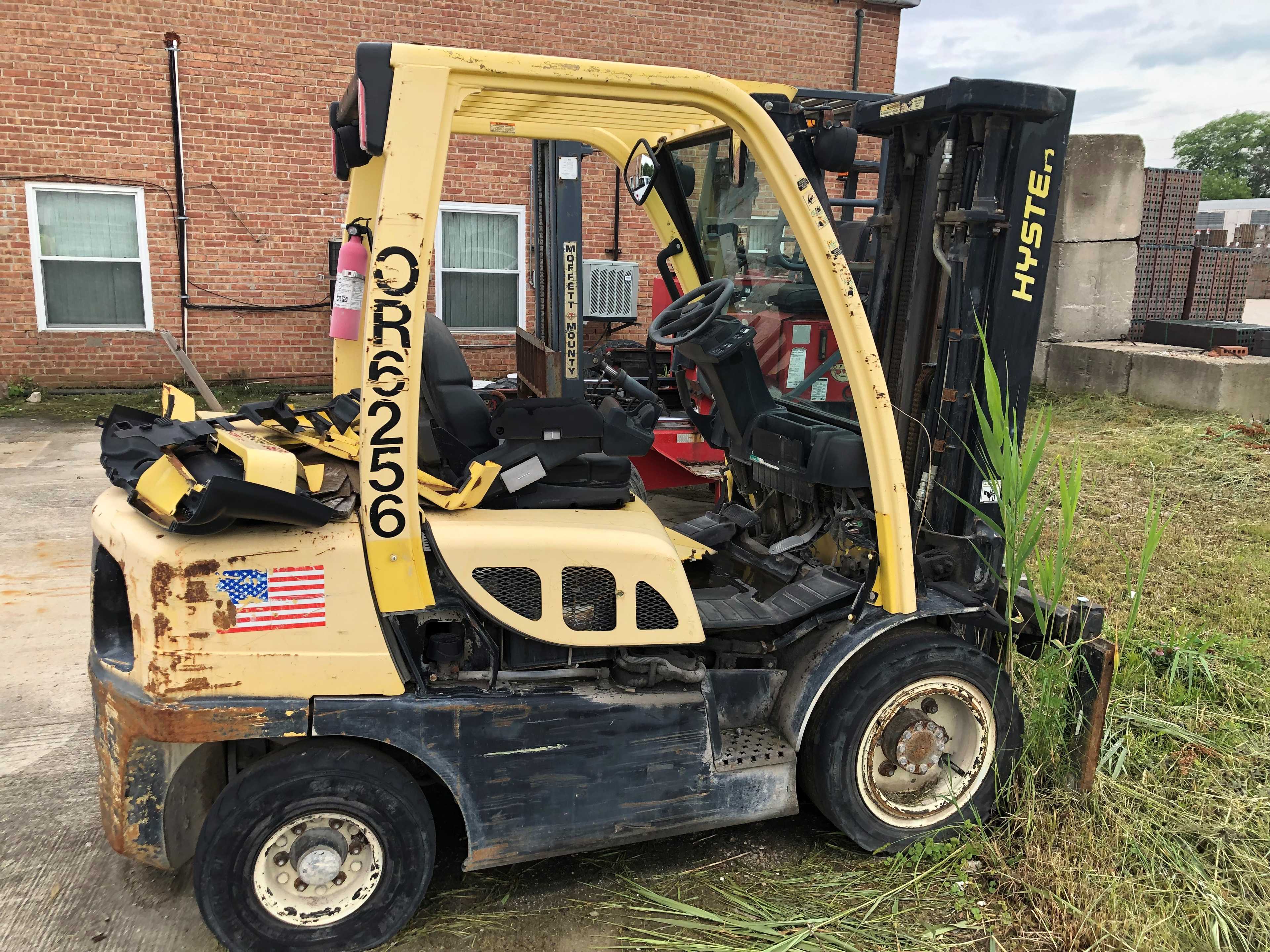 2005 Hyster H60FT Sit-Down Forklift - LPG, 6000 lb Capacity, 7.10 ft Turning Radius - SIT-DOWN FORKLIFTS