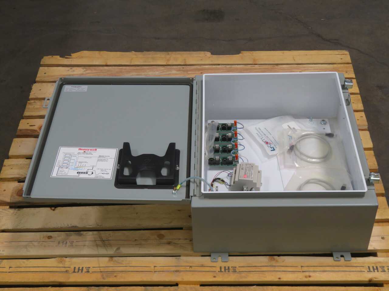 INTELLIGRATED 010-0237-4 MASTER CONTROL PANEL TRAK MCP W 4 CONVERTER BOARD 24X20 T261650 - OPERATOR CONTROLS