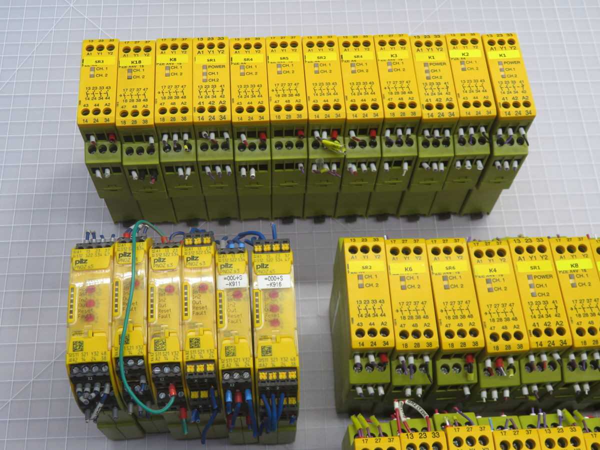 LOT OF 37 PILZ MIXED LOTS OF RELAY CONTROLS T266070 - SWITCHES