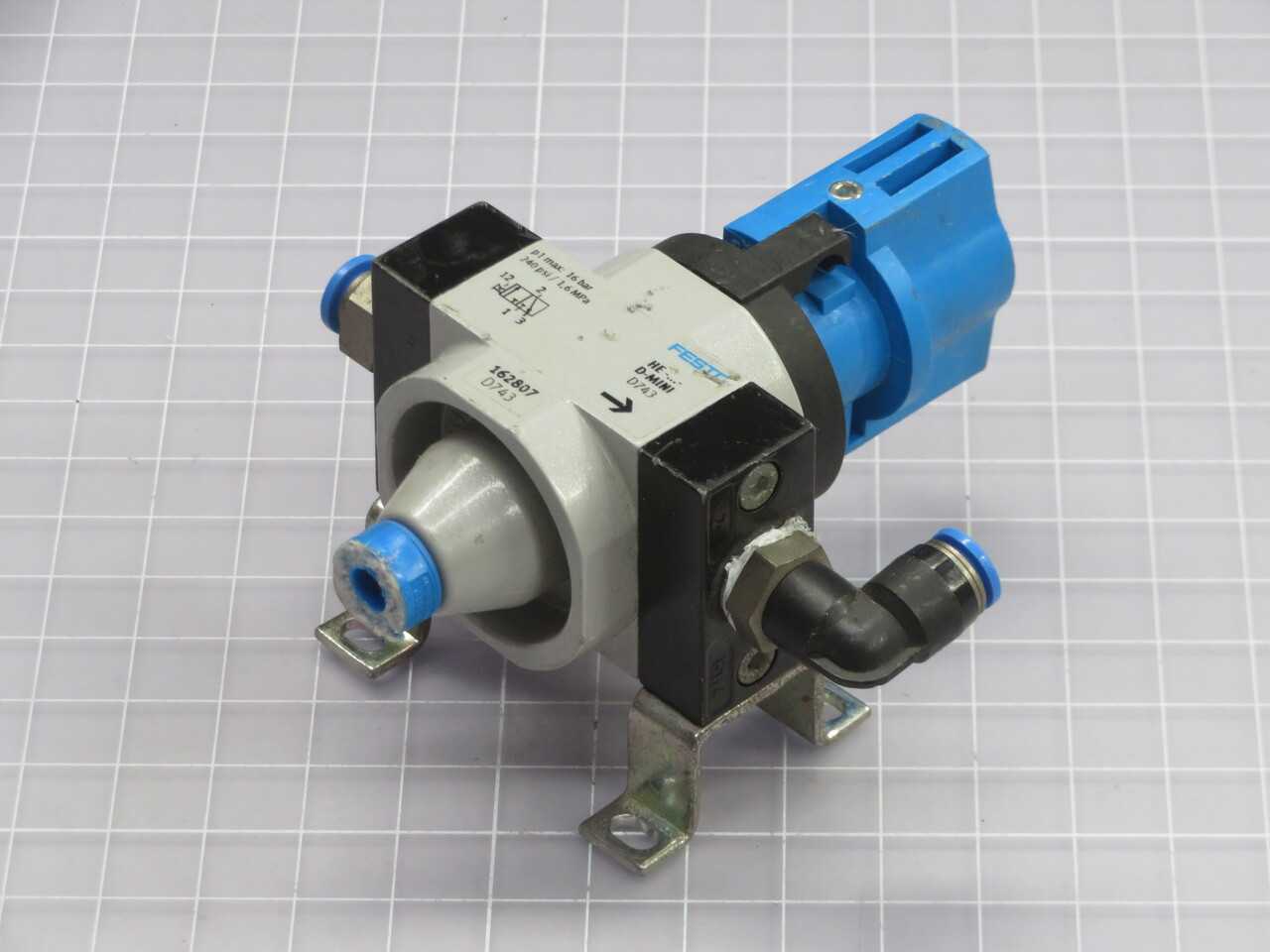 LOT OF 12 FESTO HE-D-MINI 162807 PNUEMATIC ON/OFF VALVE T261711 - PNEUMATIC VALVE
