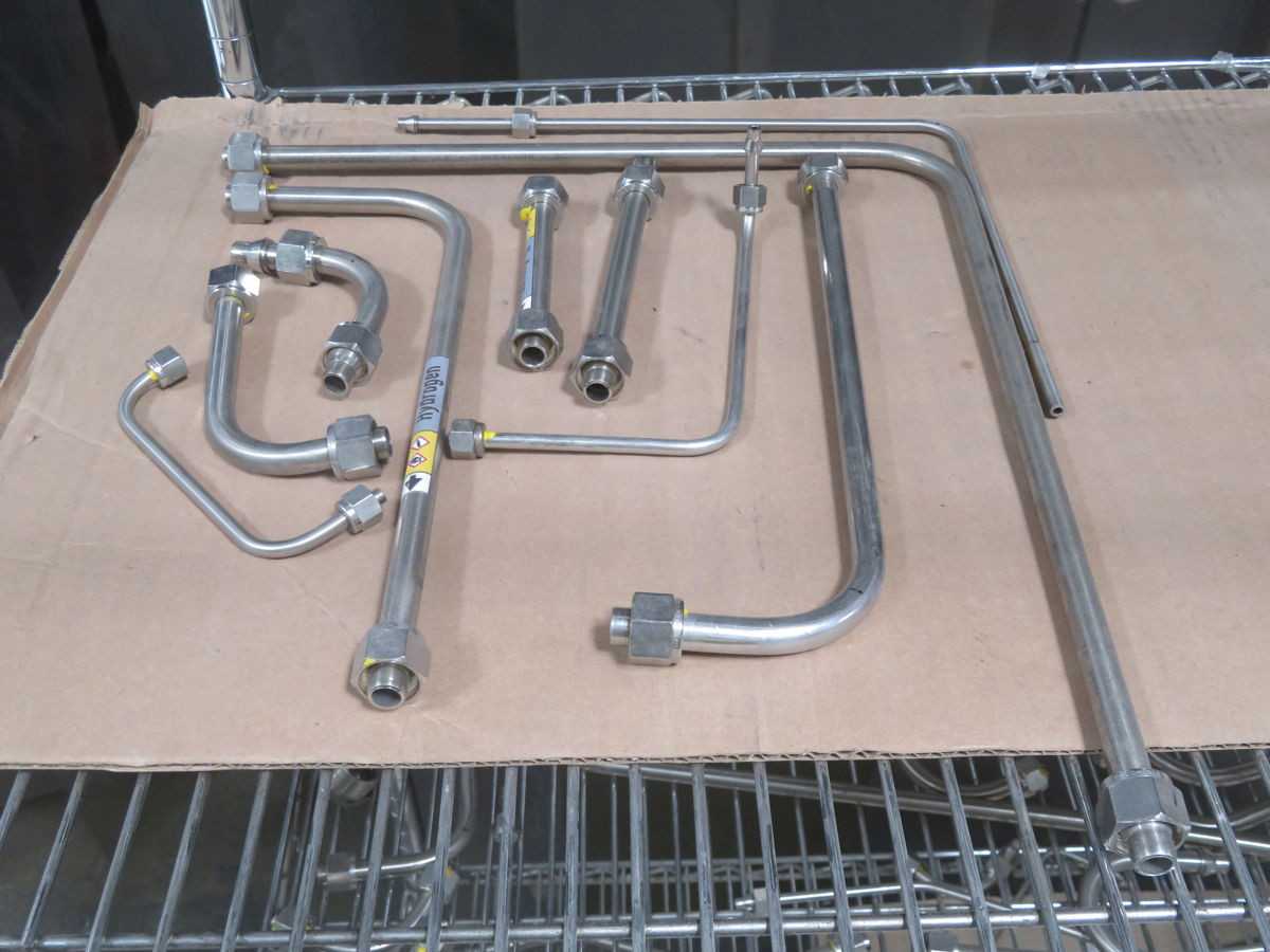 WHOLESALE LOT OF LAB INSTRUMENT TUBES AND FITTINGS T262507 - VALVES