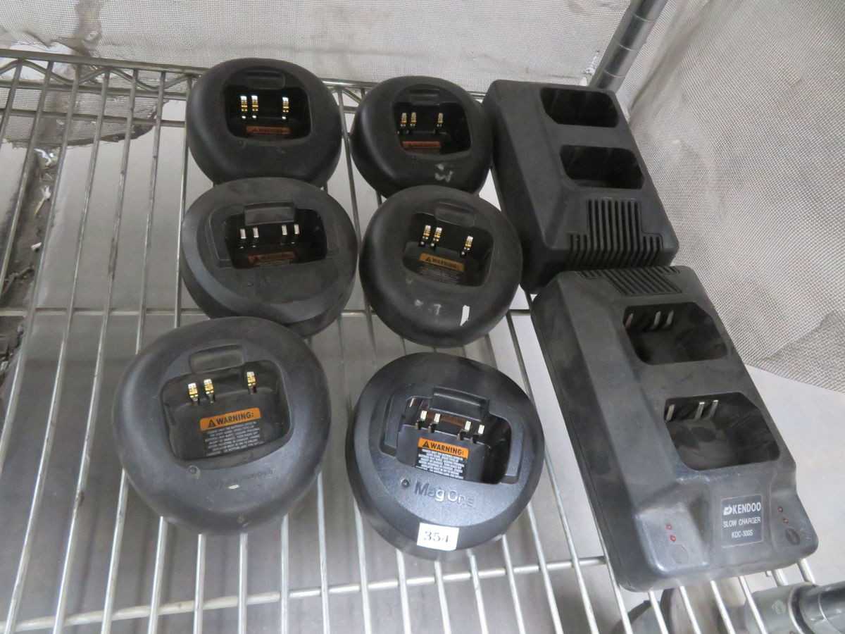 MOTOROLA MIXED LOT OF RADIOS AND CHARGERS T267095 - BATTERY CHARGERS