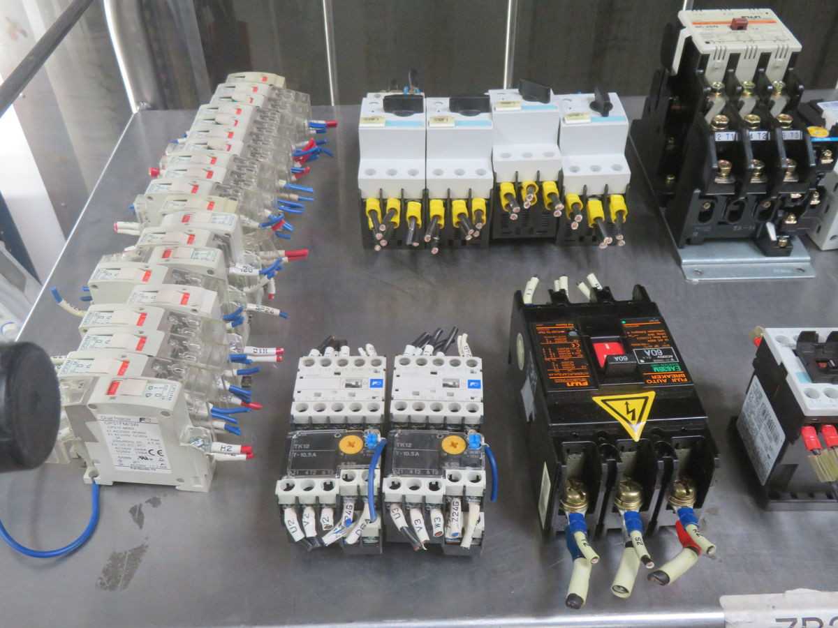 LOT OF 175 LBS FUJI CIRCUIT BREAKER AND CONTACTOR LOT EATON T265742 - CIRCUIT BREAKERS