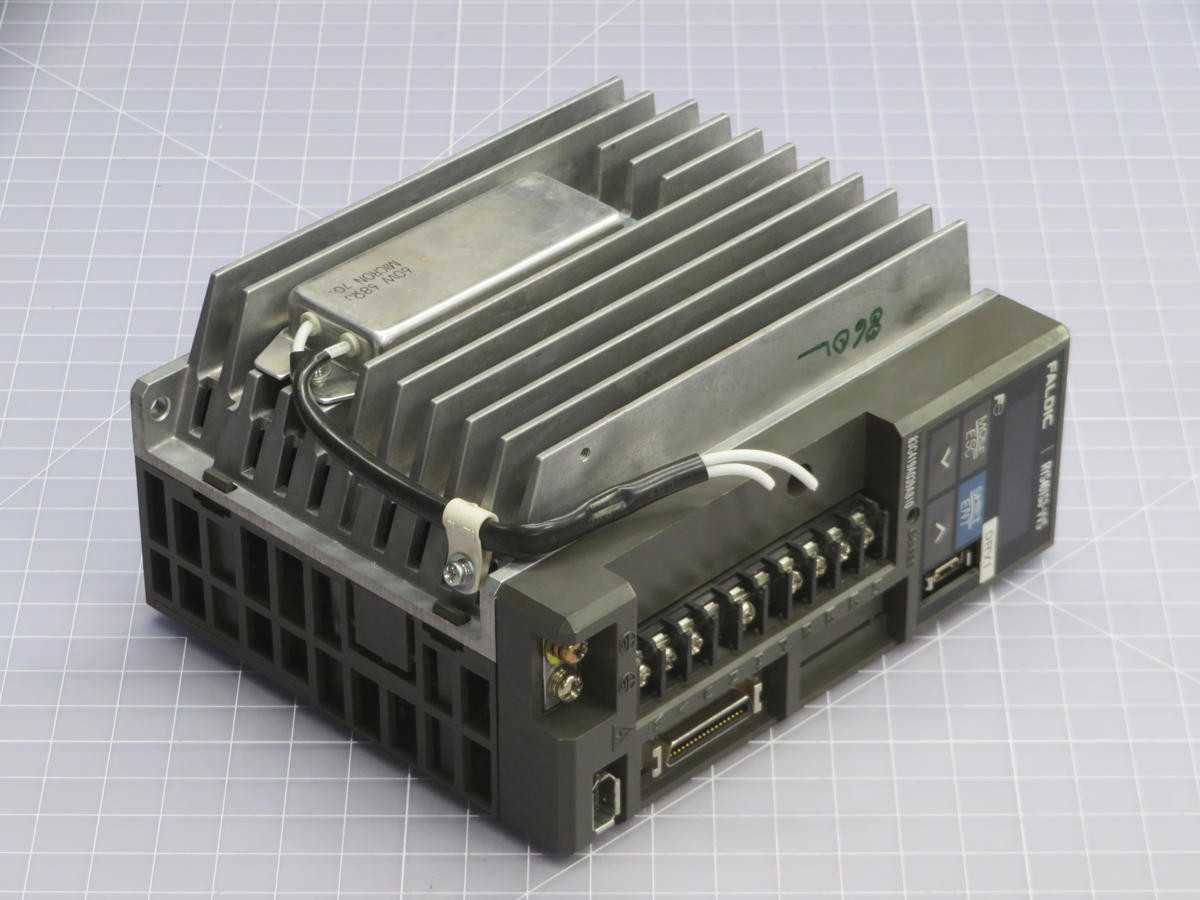 FUJI ELECTRIC RYS401S3-VVS SERVO DRIVES, 3-PHASE 200-230 VAC INPUT, 400 W OUTPUT - SERVO DRIVES