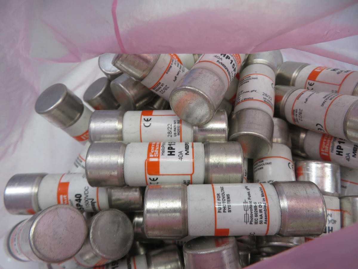 LOT OF 60 MERSEN HP15P40 HELIO PROTECTION FUSE - FUSES