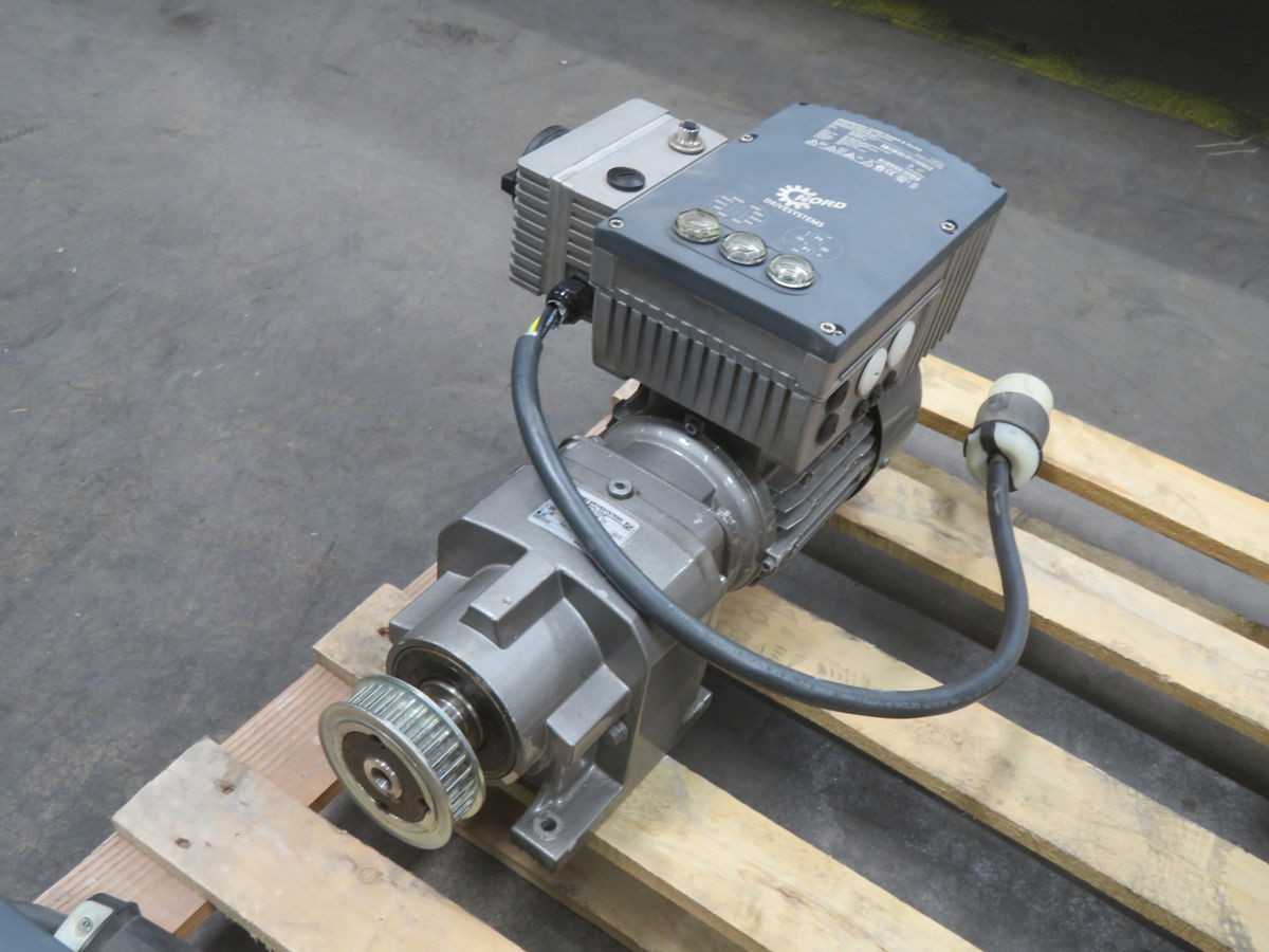 NORD SK 205E-750-340-A GEAR MOTOR, 0.75 KW POWER, 380-480 V INPUT, 2.3 A OUTPUT, 400 HZ FREQ - MOTOR & GEARBOX ASSEMBLY