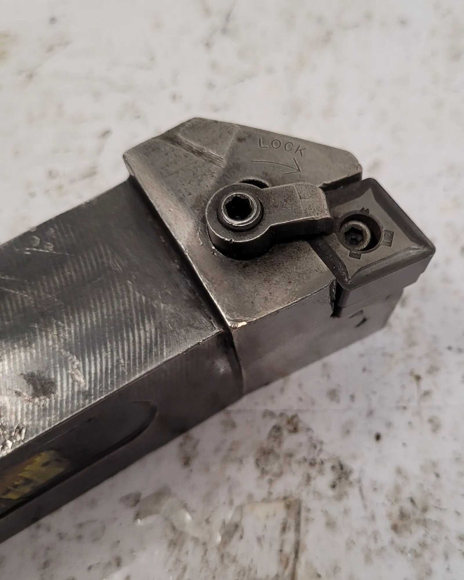 KENNAMETAL DCLNL-205D TOOLHOLDER, 1.25 IN SHANK, 6 IN LENGTH, CN..543 GAGE INSERT - MACHINE TOOLING