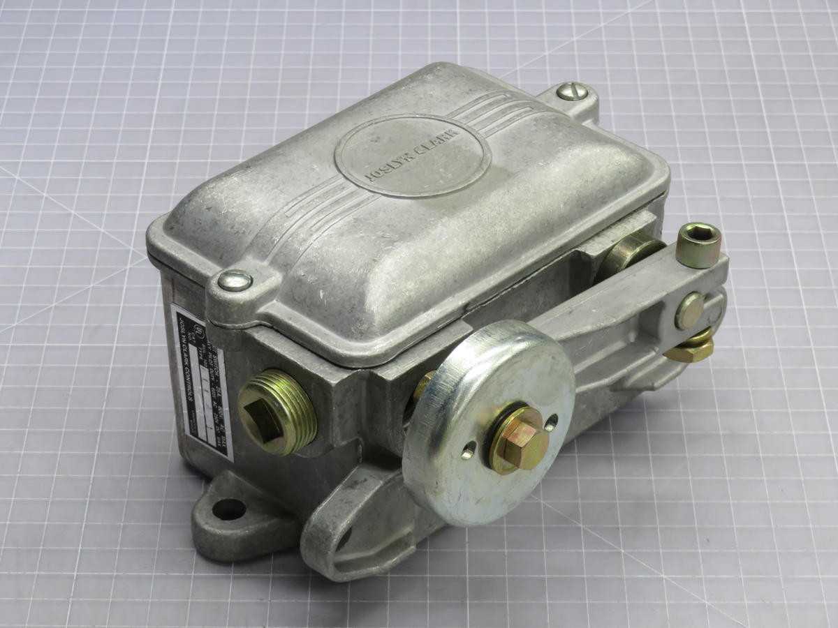 JOSLYN CLARK HLLA-1 LIMIT SWITCH, 25A RATING, 600VAC VOLTAGE, DPDT CONTACTS, NEMA 4/13 ENCLOSURE - SWITCHES