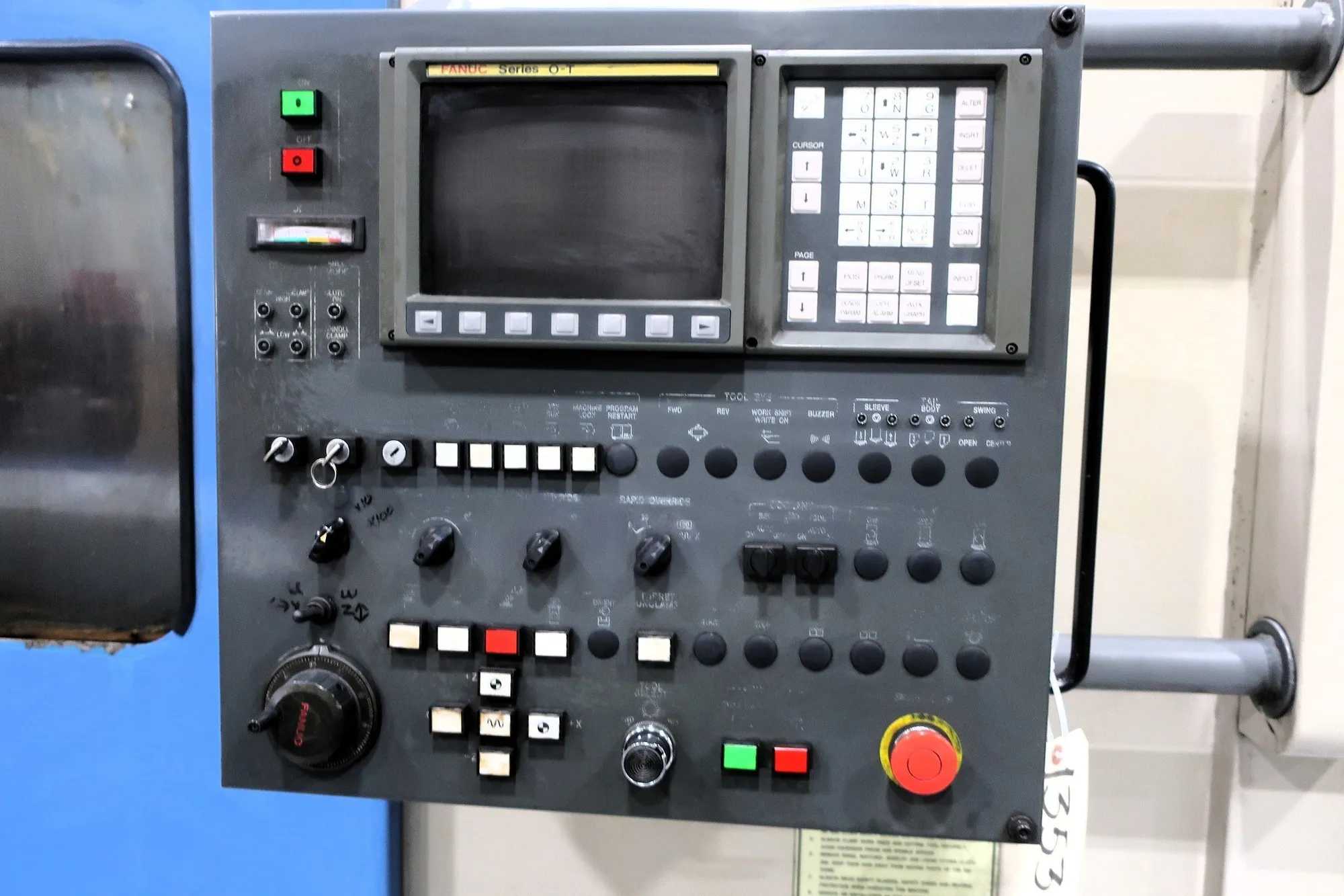 2000 HYUNDAI HIT-V5R CNC LATHE 15" CHUCK, 2000 RPM, CHIP CONVEYOR, 30 HP POWER - CNC LATHES